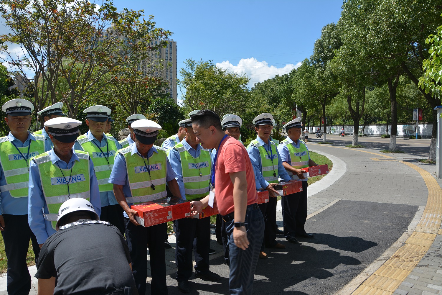 宁波市伟安保安服务有限公司开展“高温慰问送清凉”活动